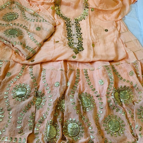 Embroidered shirt,dupatta and lehanga - Picture 3 of 15